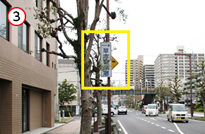 草津警察署の標識の先を「左折」すると、ビルの後ろに駐車場があります。